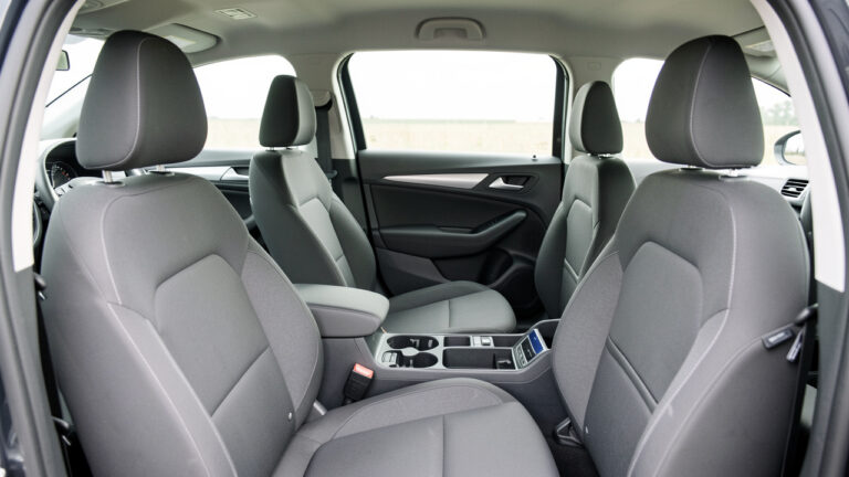 Intérieur moderne d’une voiture compacte présentant des sièges ergonomiques, des rangements pratiques et des équipements contribuant au confort et à la sécurité.